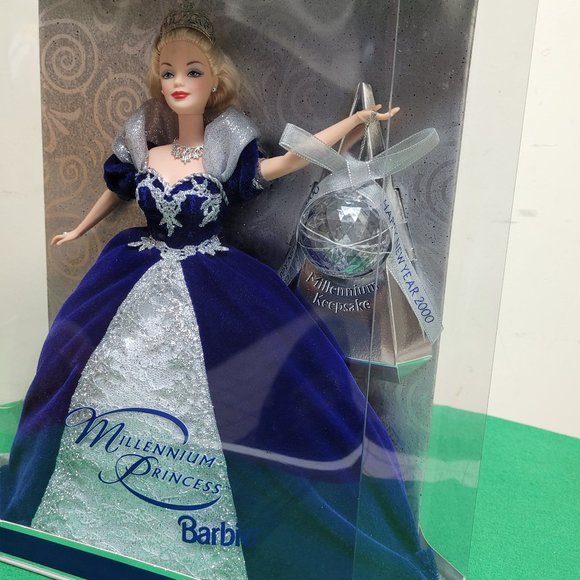 (2) Millennium Barbies . - Picture 5 of 8